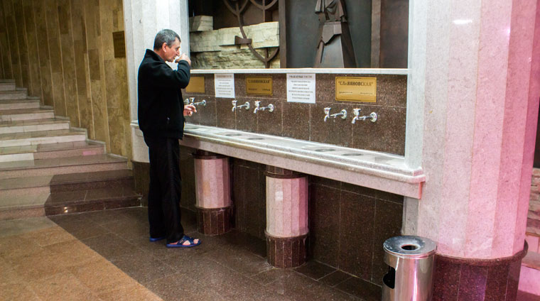 Прием минеральной воды из питьевого бювета в санатории Родник Пятигорска