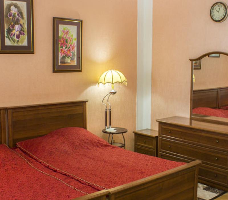 Оснащение спальни в 2 местном 2 комнатном Люксе, Корпус 7 санатория Родник в Пятигорске