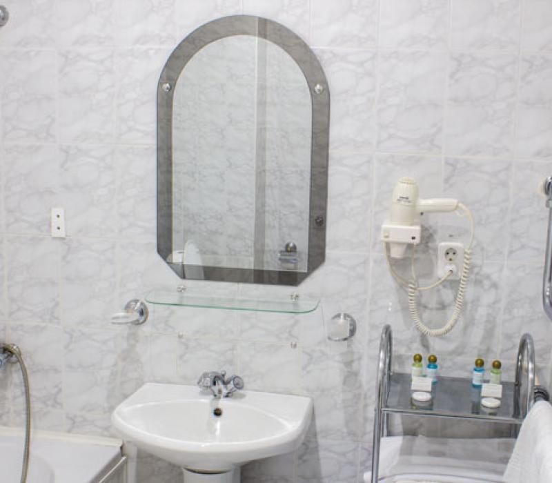 Оснащение ванной комнаты в 2 местном 2 комнатном Люксе, Корпус 7 санатория Родник в Пятигорске