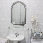 Оснащение ванной комнаты в 2 местном 2 комнатном Люксе, Корпус 7 санатория Родник в Пятигорске