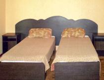 Две раздельные односпальные кровати в стандартном номере мини-гостиницы Визит. Магнитогорск