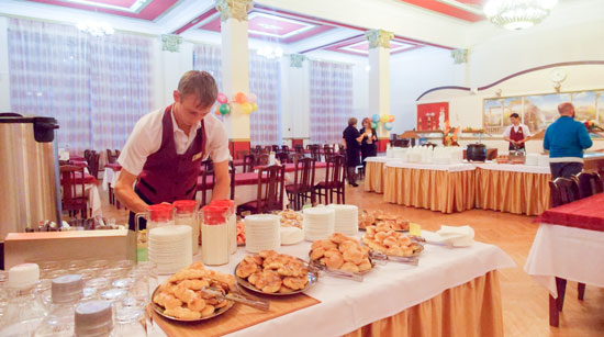 «Шведский стол» со свежей выпечкой в санатории Центросоюз Кисловодска