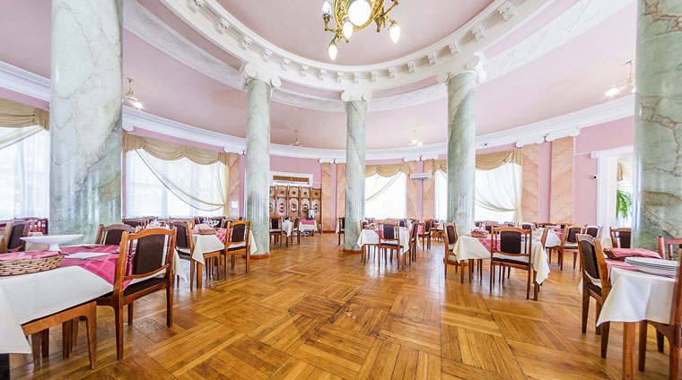 Общий вид обеденного зала столовой в главном корпусе санатория Кирова в Кисловодске