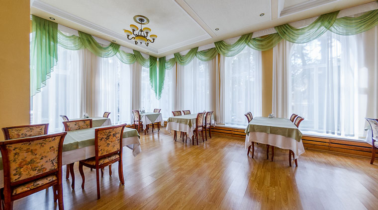 Обеденный зал корпуса №3 в стиле «ретро» в санатории Кирова. Кисловодск