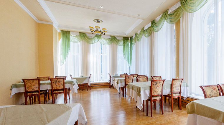 Обеденный зал столовой корпуса №3 на 25 мест в санатории Кирова города Кисловодска