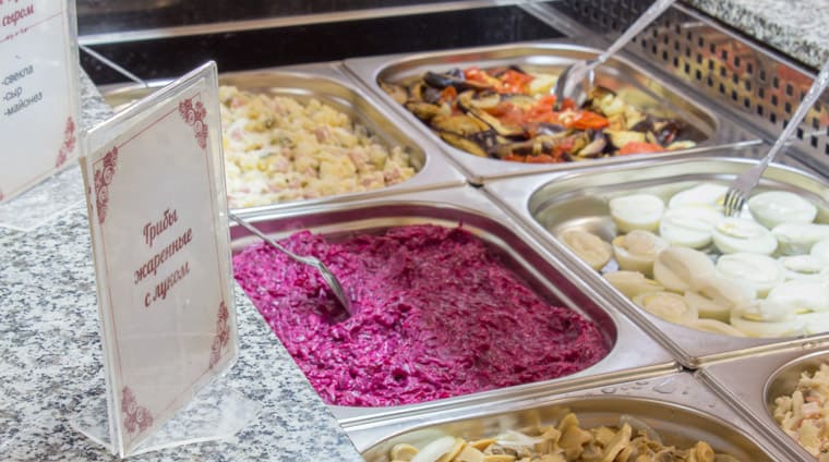 Выбор блюд «салат-бара» в обеденном зале санатории Машук. Пятигорск
