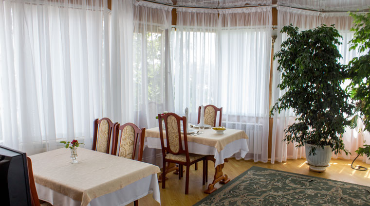 Обеденный зал в корпусе 7 для отдыхающих в номерах «Люкс» санатория Родник в Пятигорске 