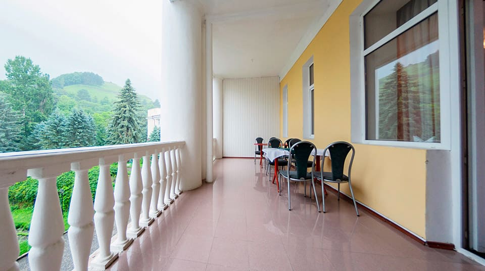 Столики на открытом воздухе в фито-баре санатория Кавказ в Кисловодске
