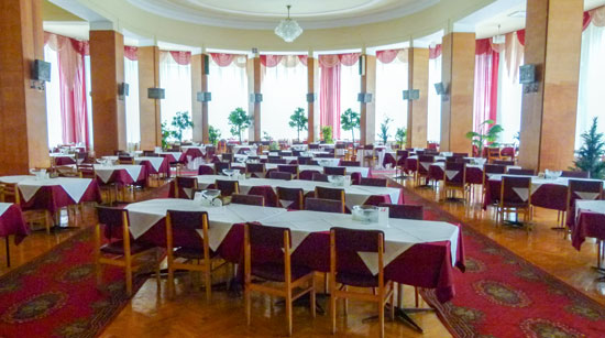Обеденный зал для постояльцев корпусов 2 и 3 санатория Дмитрова в Кисловодске