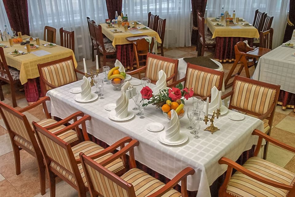 Сервированный стол в столовой санатория Вилла Арнест в Кисловодске