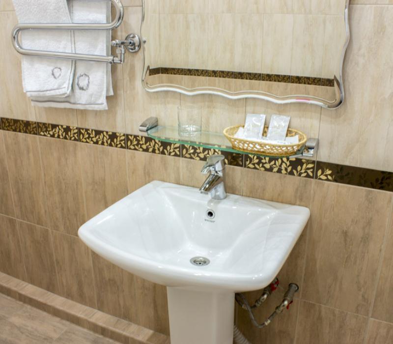Оснащение ванной комнаты 2 местного 3 комнатного Люкса санатория Галерея Палас в Пятигорске
