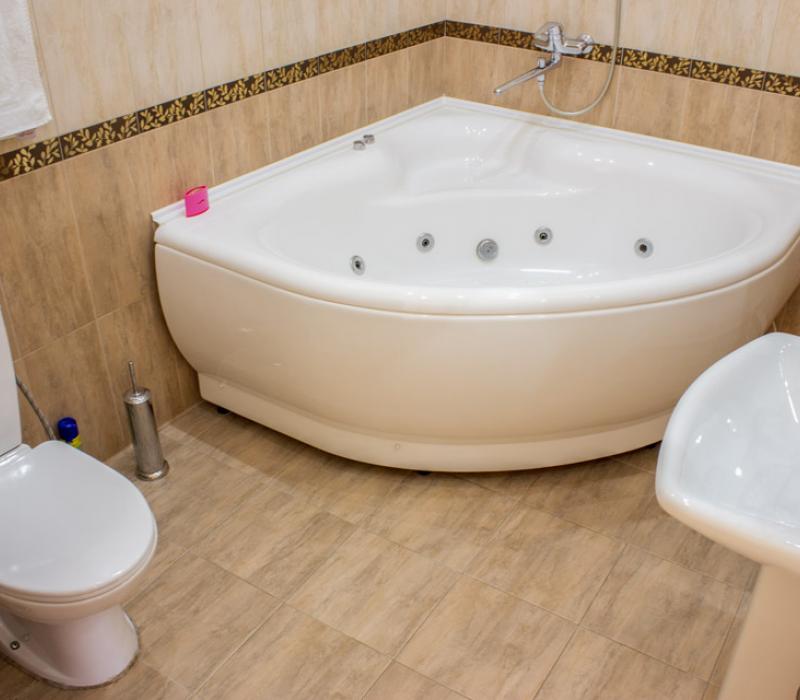 Ванная комната с ванной-джакузи в 2 местном 3 комнатном Люксе санатория Галерея Палас в Пятигорске
