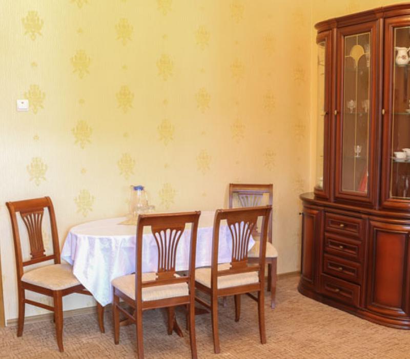 Обеденный стол в гостиной 2 местного 2 комнатного Люкса 2 категории в санатории Горячий ключ. Пятигорск