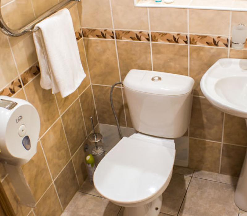 Общий вид ванной комнаты в 2 местном 2 комнатном 1 категории, Корпус Б санатория Родник. Пятигорск