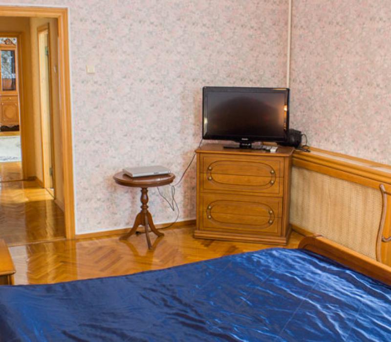 Телевизор в спальне 2 местного 3 комнатного Люкса, Корпус В в санатории Родник. Пятигорск