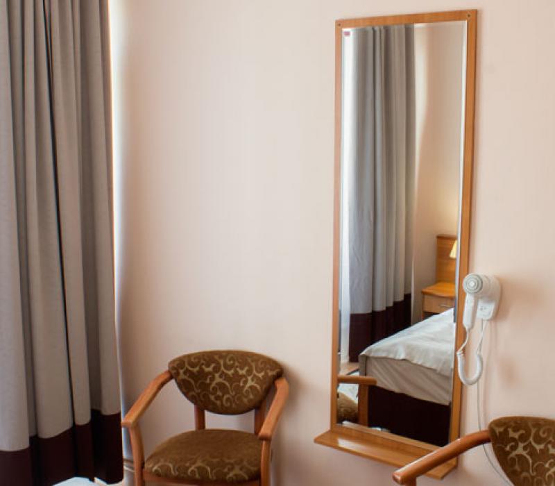 Оснащение спальни в 2 местном 2 комнатном 1 категории, Корпус Б санатория Родник в Пятигорске