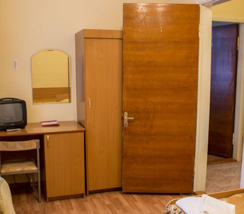 Оснащение одной из комнат 4 местного 2 комнатного Стандарта Семейный (2+2) санатория Жемчужина Кавказа Ессентуков