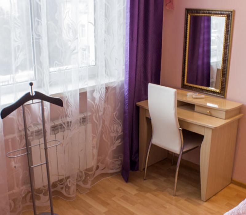 Туалетный столик в спальне 2 местного 2 комнатного Семейного Повышенной Комфортности в санатории Жемчужина Кавказа Ессентуков