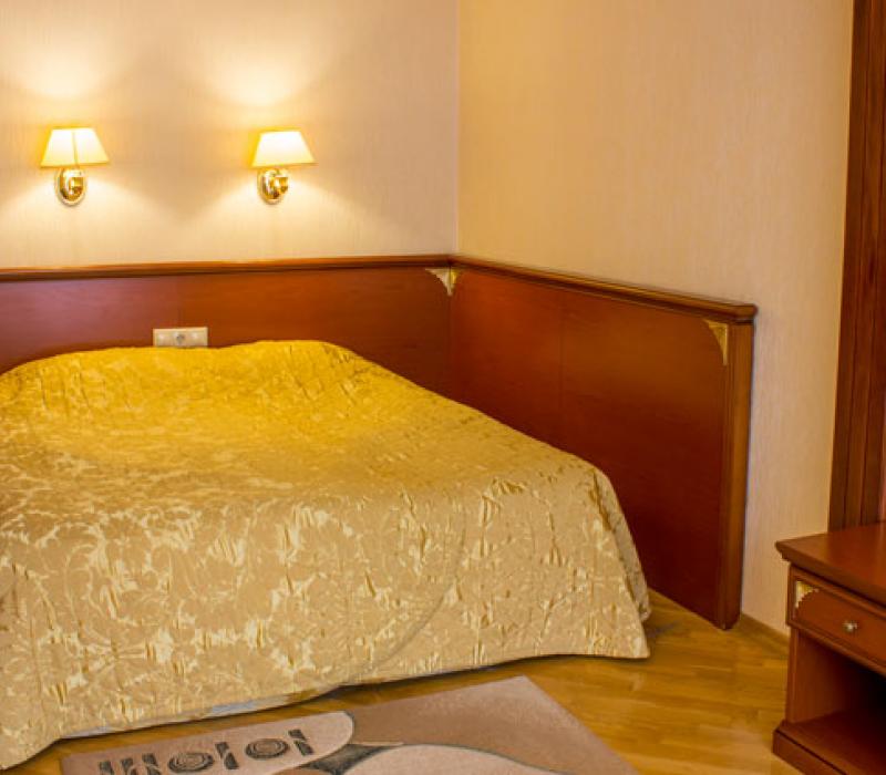 Спальная зона в 2 местном 1,5 комнатном Де Люксе санатория Целебный Нарзан в Кисловодске