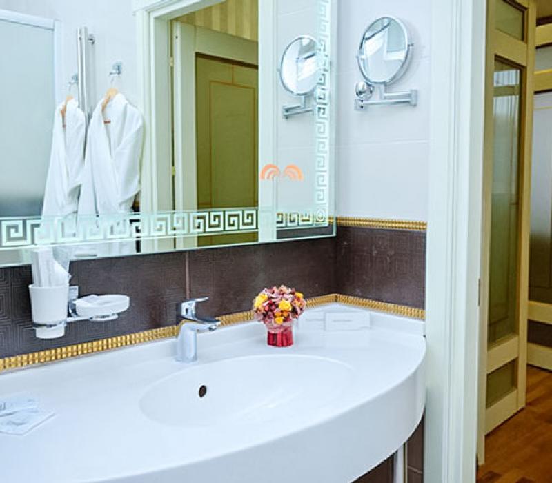 Оснащение ванной комнаты номера 2 местный 2 комнатный Романтический Люкс санатория Целебный Нарзан в Кисловодске