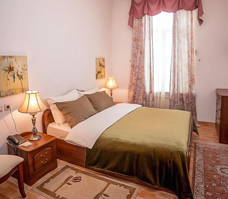 Спальня в 2 местном 2 комнатном Бизнес Люксе пансионата Родина Отель&Спа в Ессентуках