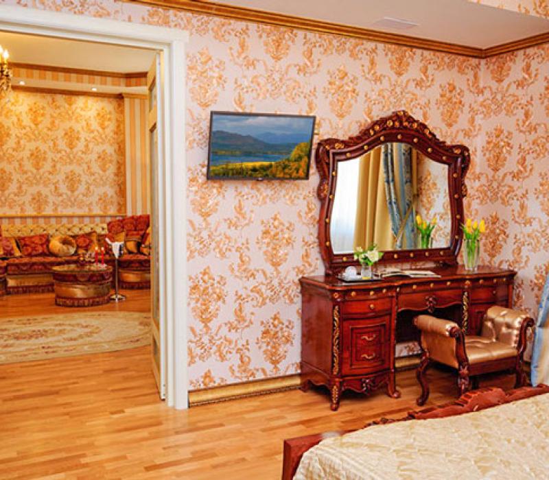Оснащение спальни 2 местного 2 комнатного Королевского Люкса санатория Целебный Нарзан в Кисловодске