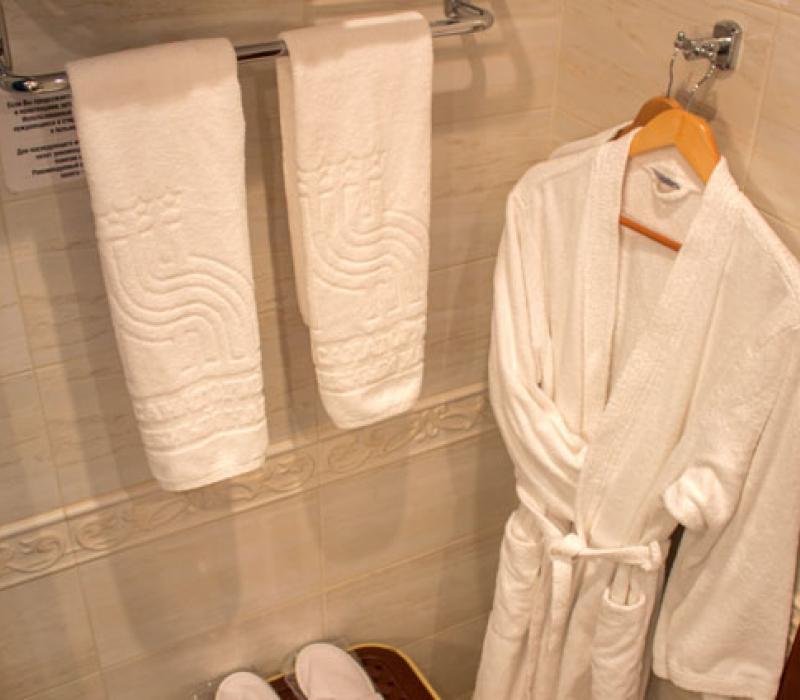 Халат и полотенца в ванной комнате 2 местного 1,5 комнатного Де Люкса санатория Целебный Нарзан в Кисловодске