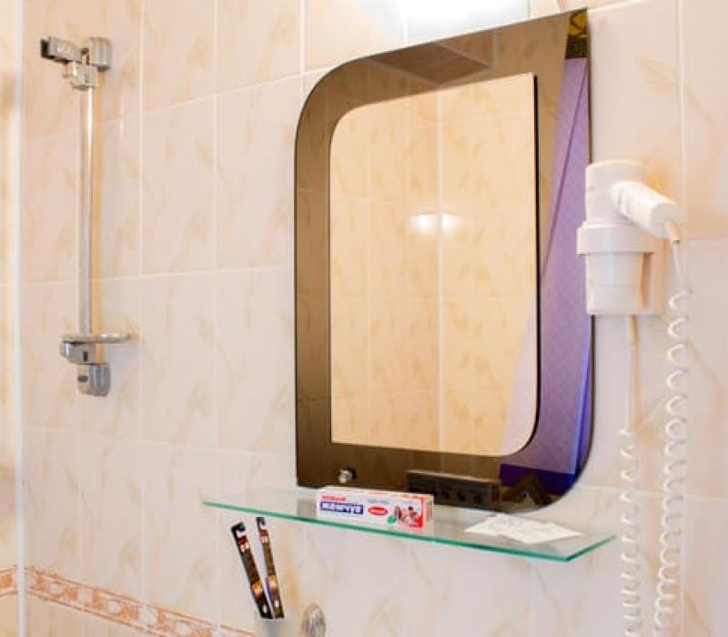 Зеркало в ванной комнате 2 местного 2 комнатного Люкса улучшенного в санатории Украина. Ессентуки