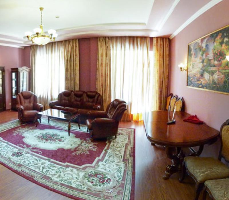 Интерьер гостиной в 2 местных 3 комнатных Апартаментах санатория Центросоюз в Кисловодске