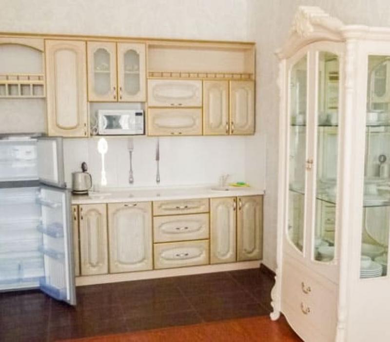 Кухонная зона в 2 местных 3 комнатных Апартаментах Королевских санатория Центросоюз в Кисловодске