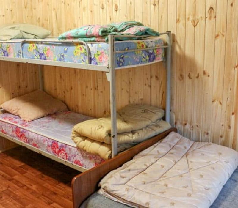 Двухъярусная кровать в 2 местном 1 комнатном номере в Коттедже в гостевом дворе Лесная сказка в Архызе