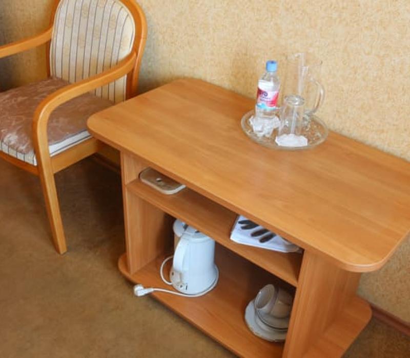 Журнальный столик в 1 местном 1 комнатном 2 категории, Корпус 1 в санатории З0 лeт Пoбеды Железноводска