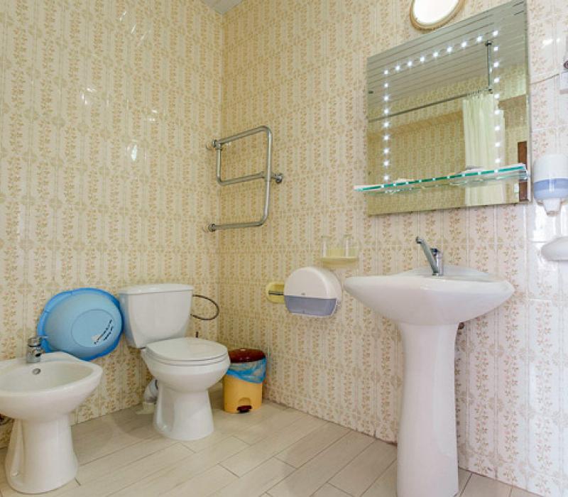 Оснащение ванной комнаты 2 местного 3 комнатного Люкса санатория Кирова в Пятигорске