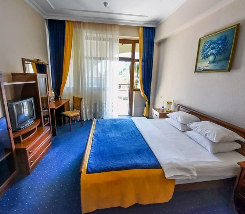 Кровать в 2 местном 1 комнатном Стандарте, Лечебный корпус СПА-отеля Русский Дом Дивный 43°39° в городе Сочи
