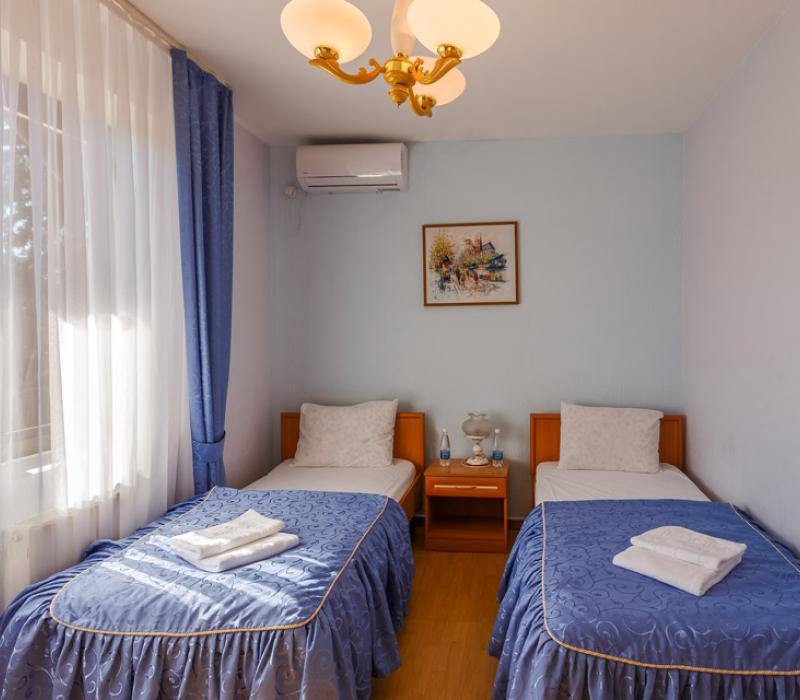 Двуспальнве кровати в 4 местном 2 комнатном Люксе, Коттедж в СПА-отеле Русский Дом Дивный 43°39°. Сочи
