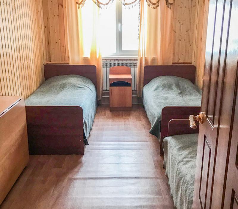 Односпальные кровати 5 местного 2 комнатного номера в Коттедже гостевого двора Лесная сказка. Архыз