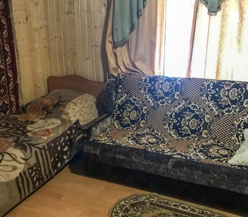Диван и односпальная кровать в 5 местном 1 комнатном Домике гостевого двора Лесная сказка. Архыз