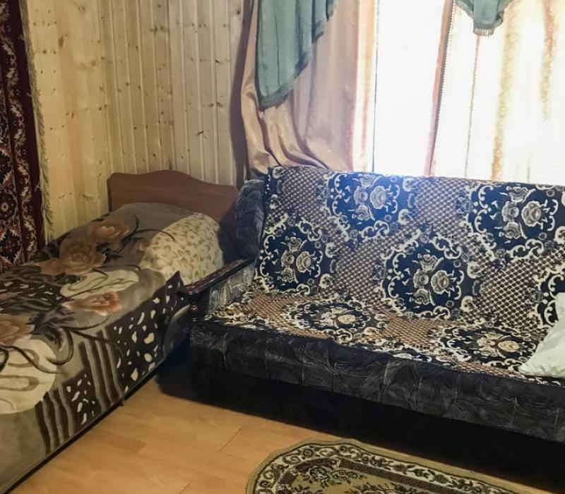 Диван и односпальная кровать в 4 местном 1 комнатном Домике гостевого двора Лесная сказка. Архыз