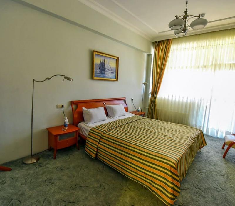 Спальня в номере 4 местный 3 комнатный Люкс, Лечебный корпус. СПА-отель Русский Дом Дивный 43°39° в городе Сочи