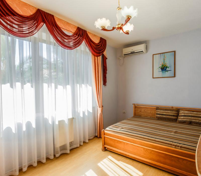 Диван в спальне 8 местного 4 этажного Коттеджа № 7 в СПА-отеле Русский Дом Дивный 43°39° города Сочи