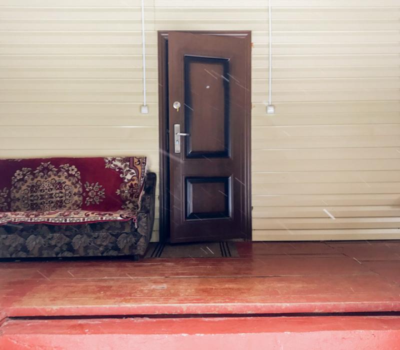 Вход в 6 местный 2 комнатный номер в Коттедже гостевого двора Лесная сказка. Архыз