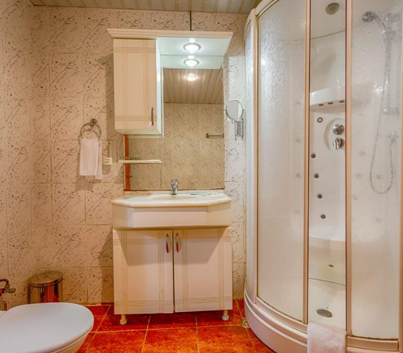 Ванная комната в 4 местном 2 комнатном номере Семейный на первом этаже, Коттедж. СПА-отель Русский Дом Дивный 43°39° в городе Сочи