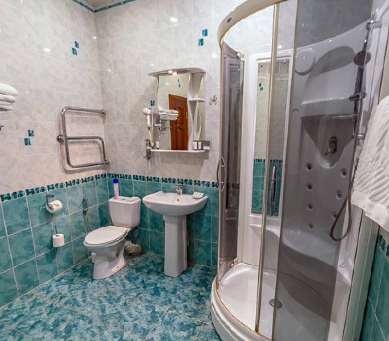 Ванная комната в 2 местном 3 комнатном Люксе с балконом санатория Родник. Кисловодск