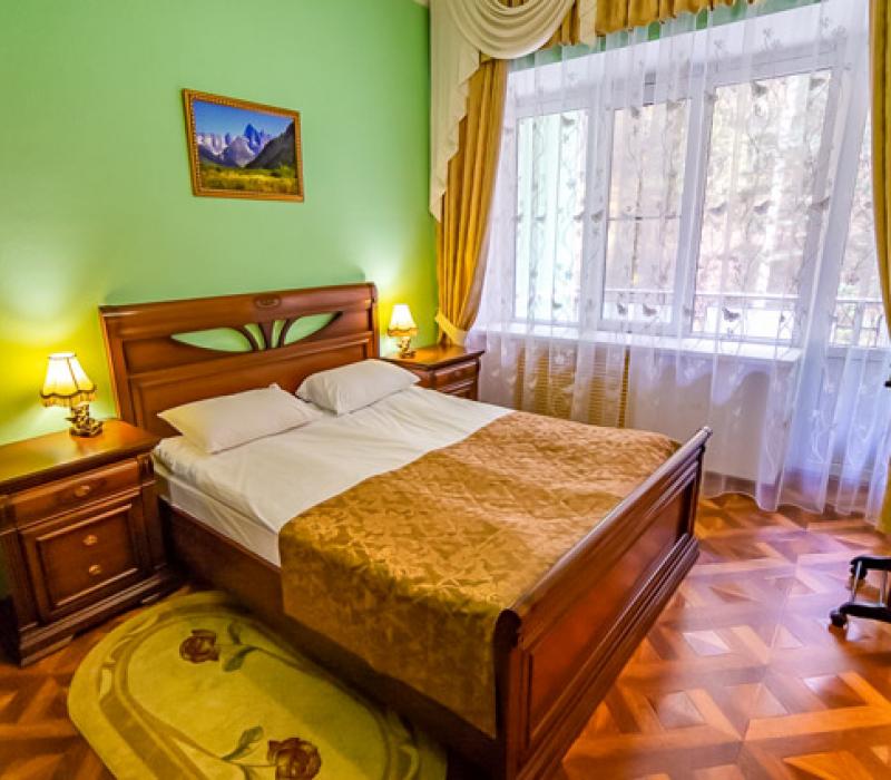 Спальня в 2 местном 3 комнатном Люксе с балконом санатория Родник в Кисловодске