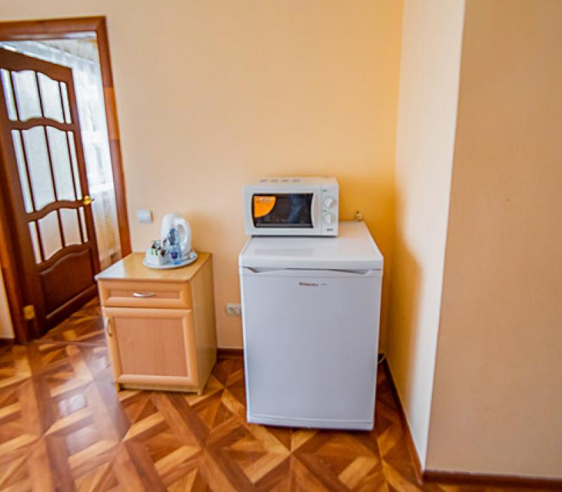 Микроволновая печь и холодильник в 2 местном 3 комнатном Люксе с балконом санатория Родник в Кисловодске