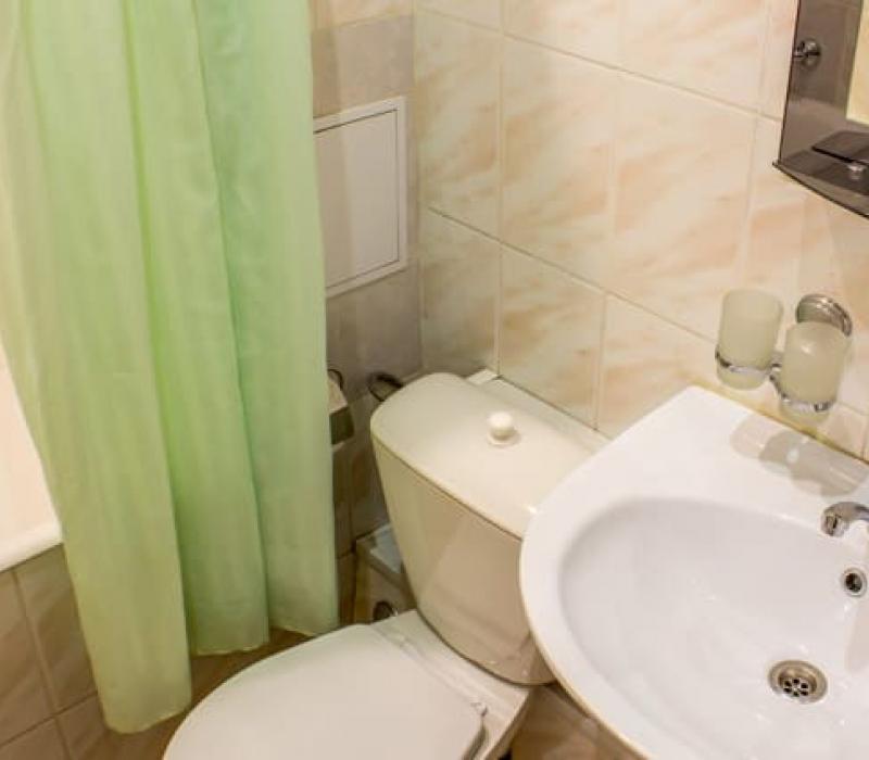 Ванная комната в 2 местном 1 комнатном Стандарте, Корпус 1 санатория Шахтер в Ессентуках