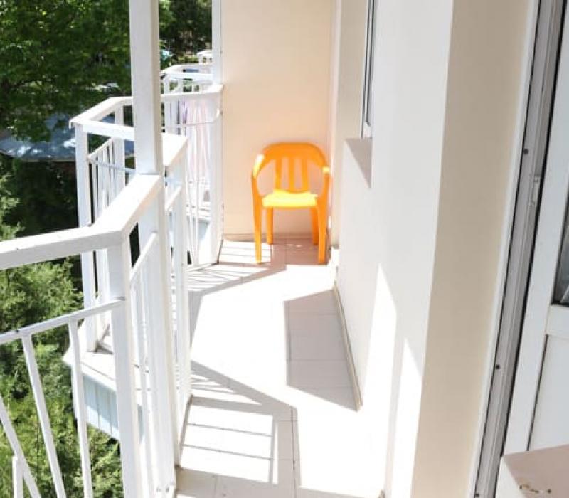 Балкон номера 2 местный 2 комнатный Люкс с кухонной зоной и сауной санатория Колос Кисловодска