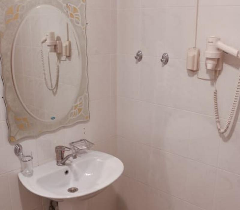 Оснащение ванной комнаты в 2 местном 2 комнатном Люксе с кухонной зоной и сауной санатория Колос в Кисловодске
