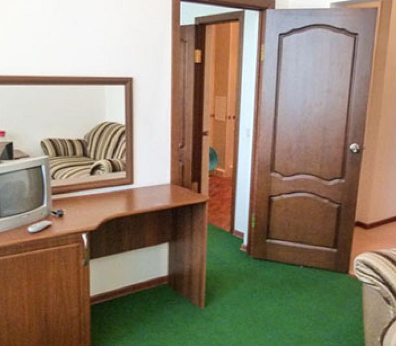 Оснащение гостиной 2 местного 2 комнатного 1 категории, Корпус 2 санатория Димитрова в Кисловодске