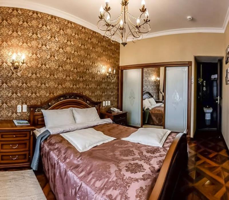 Спальня в 2 местном 2 комнатном Дабл «Премиум» «Шоколад» санатория Джинал в Кисловодске